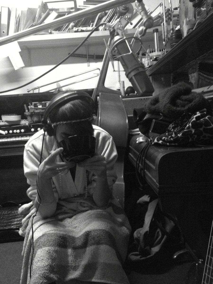 Julie Semoroz chantant des bulles dans un bol d'eau sur le morceau "l'enfant sirène" 